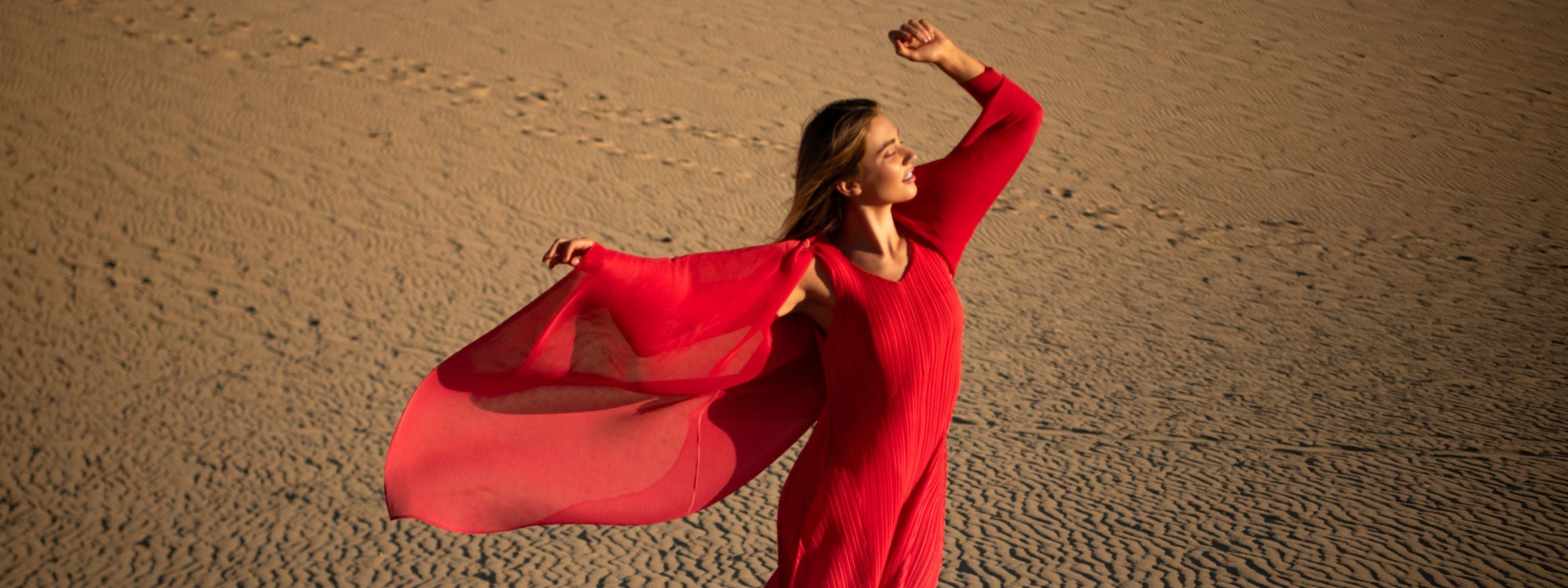 WOMEN'S PLEATED DRESSES